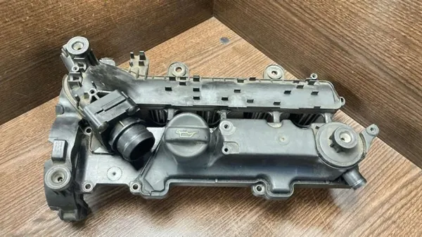 Tapa de válvulas Citroen C3 OEM 9642212480 - Usado image 2