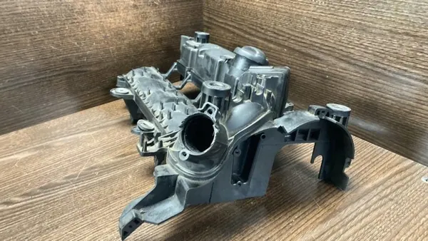 Tapa de válvulas Citroen C3 OEM 9642212480 - Usado image 4
