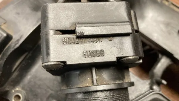 Tapa de válvulas Citroen C3 OEM 9642212480 - Usado image 6
