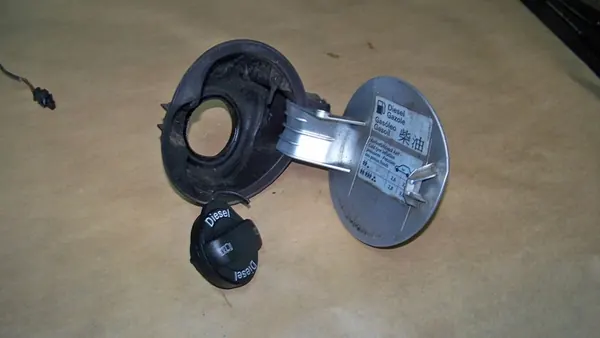 VW Passat B6 Bränsletanklock image 3