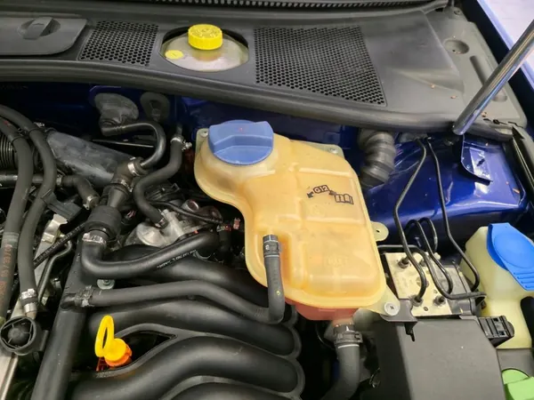 AUDI A4 B5 1.6 8V Ansaugkrümmer 06B133210AF image 3