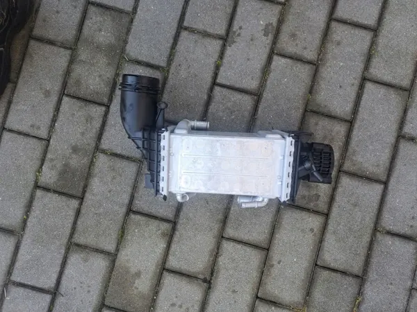 Intercooler Mahle usado OEM 04E145785E VW/Audi image 3