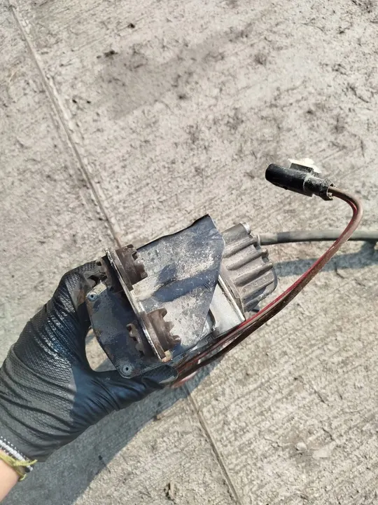 2011 BMW 5 GT F07 Rear Air Suspension Compressor image 5