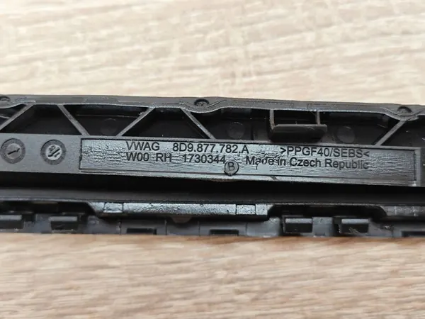 OEM 8D9877782A Oikea kattoluukun kiskon kansi Audi A5 image 3