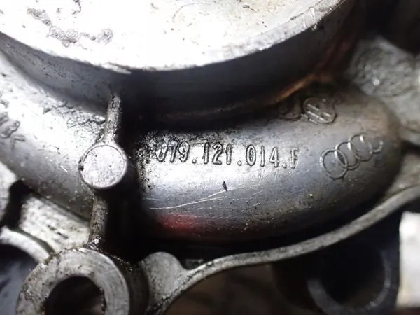 Vattenpump Audi Q7 I 4L 4.2 V8 FSI image 8