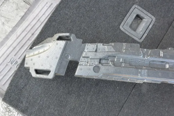 Audi A5 Etupuskuri Iskuvaimennin OE 8W6807550D image 2