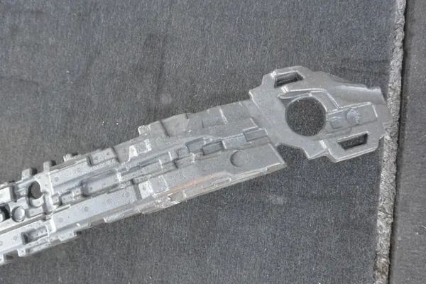 Audi A5 Etupuskuri Iskuvaimennin OE 8W6807550D image 4