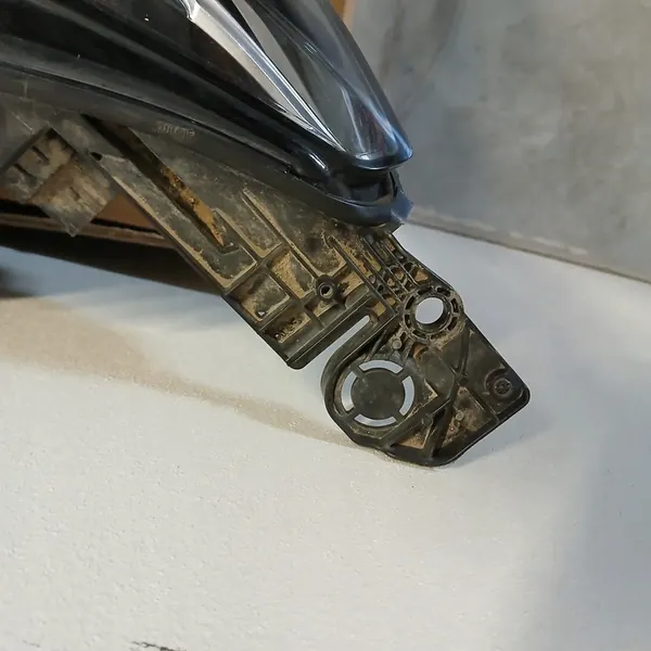 PEUGEOT 308 II T9 LIFT 17- Oikea Etuvalaisin OEM image 6