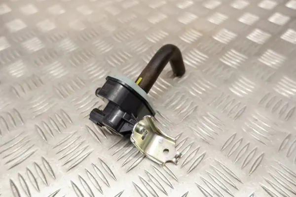 Undertrycksventil Toyota Yaris Cross OEM 90910-TC005 image 2