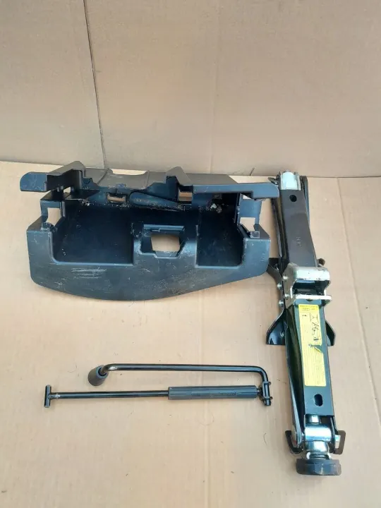 Cric de roue de secours OEM 8K0011031D pour Audi A4 B8 image 2
