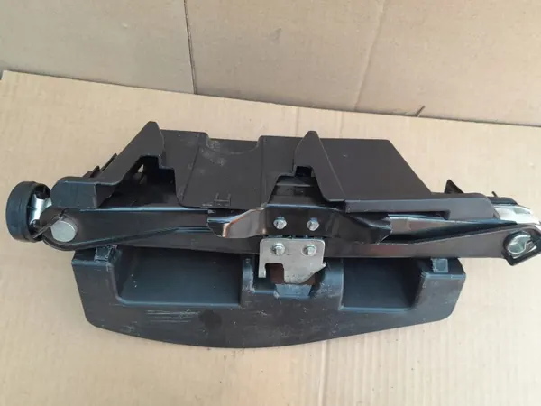 Cric de roue de secours OEM 8K0011031D pour Audi A4 B8 image 3