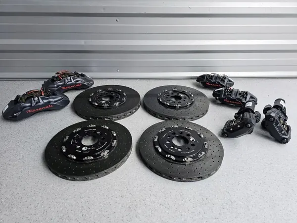 Maserati MC20 Keramiska bromsskivor & bromsok OEM 670306941 image 2