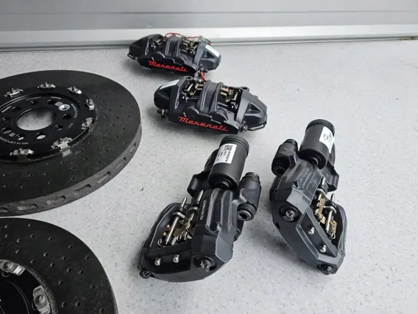 Maserati MC20 Keramiska bromsskivor & bromsok OEM 670306941 image 3