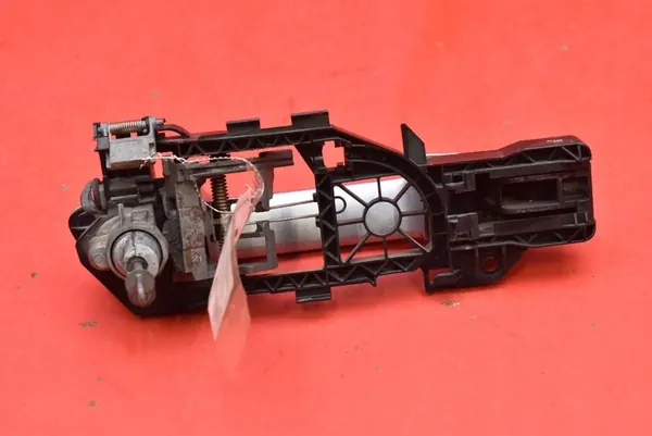 Vasen etuoven kahva hopea VW Passat B6 05-10 3C0837885H image 2