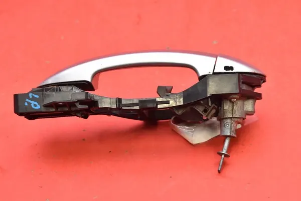 Vasen etuoven kahva hopea VW Passat B6 05-10 3C0837885H image 3