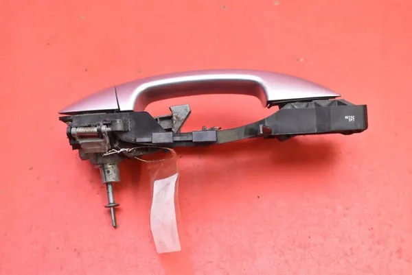 Vasen etuoven kahva hopea VW Passat B6 05-10 3C0837885H image 4