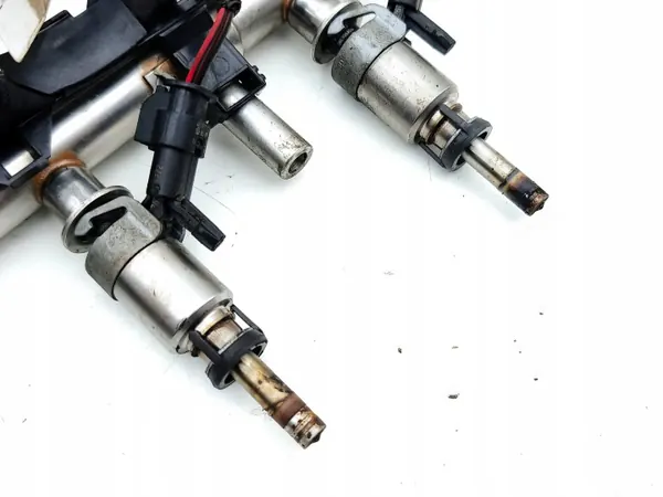 Rail d'injection Audi Q5 Essence OEM 06K133317AA image 7