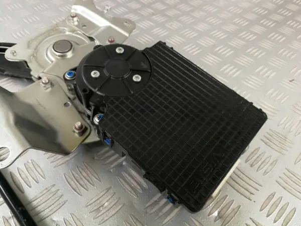 OEM 42711010610 takaluukun lukko Infiniti QX80:lle image 4