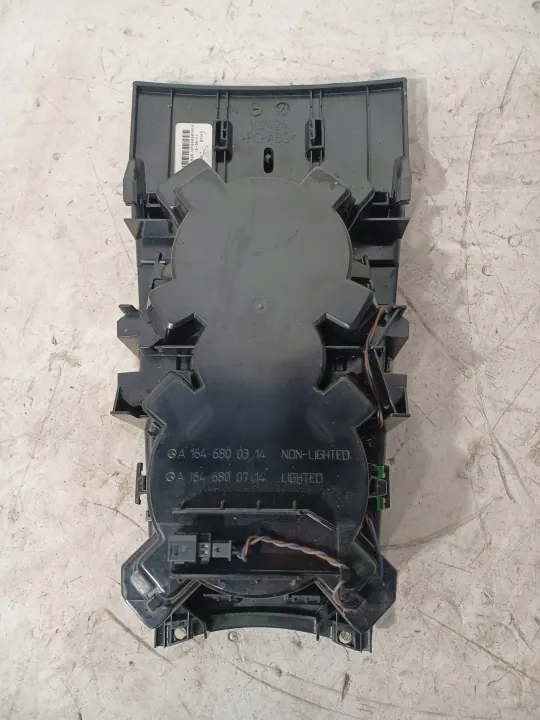 Muggfäste Mercedes-Benz GL X164 OEM A1646800714 image 4