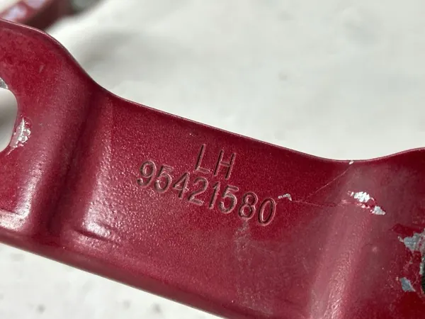 Buick Encore I 2019 Linkerkant Motorkap scharnier OEM 95421580 image 7