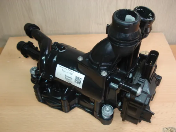 Carcasa de termostato VW Audi Seat Skoda 05L121111S image 2