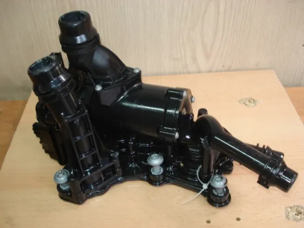 Carcasa de termostato VW Audi Seat Skoda 05L121111S image 4