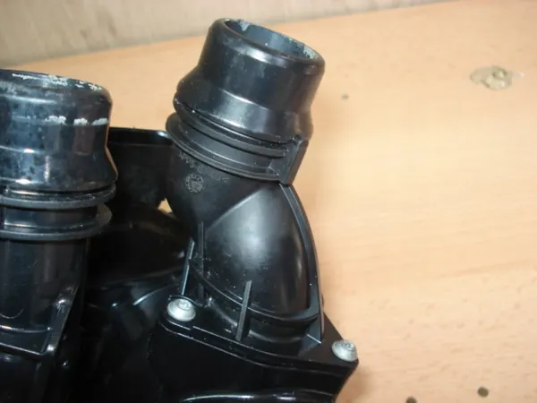 Carcasa de termostato VW Audi Seat Skoda 05L121111S image 6