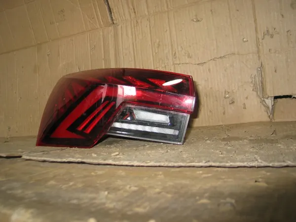 Luz trasera LED izquierda Skoda Octavia IV 5E3945207A image 7