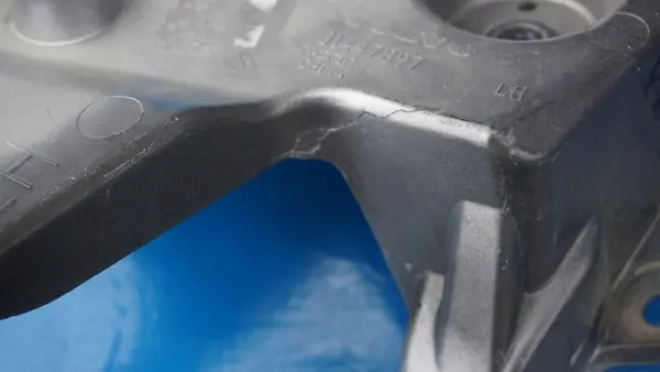 VOLVO S90 S90L Supporto parafango anteriore sinistro OEM 31447897 image 2