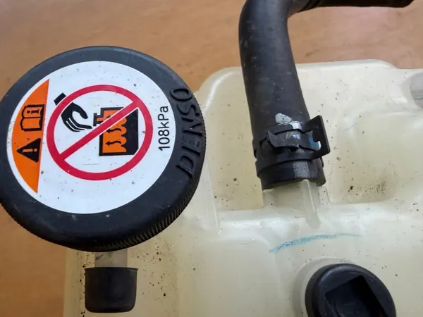 Toyota OE vesipaisuntasäiliö OEM ZBIORNICZEK WYRÓWNAWCZY WODY image 6