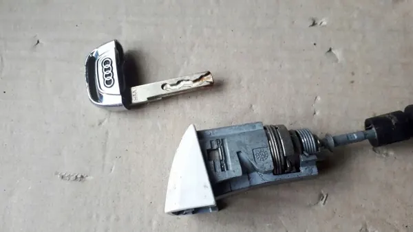 Audi SQ5 Q5 dörrlåscylinder OEM 8R1837167B image 4