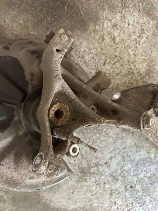 VW Bakre Höger Hjullagerhus OEM 3Q0505436M image 4