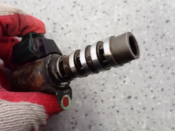 Nissan OEM Vaihtelevan Venttiilikammion Solenoidi image 3