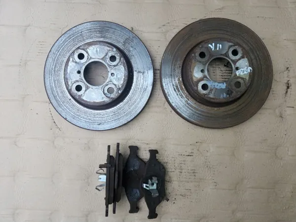Toyota OE Jarrulevyt & Palat Etu OEM image 2