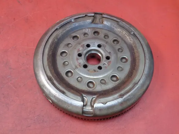 Kaksoismassavauhtipyörä VW Golf VI 2.0 TDI 2009 image 2