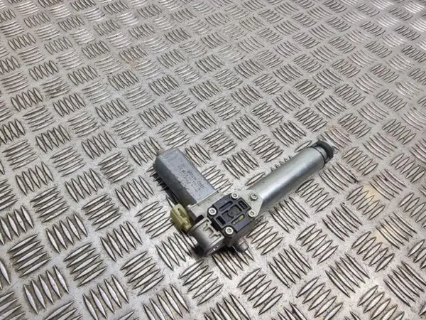 Sitzmotor vorne links OEM 8320446 BMW 5 TOURING image 5