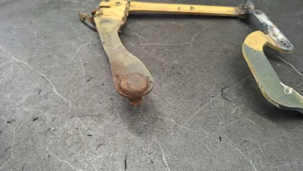 Mercedes W123 linker voor motorkapscharnier OEM image 3