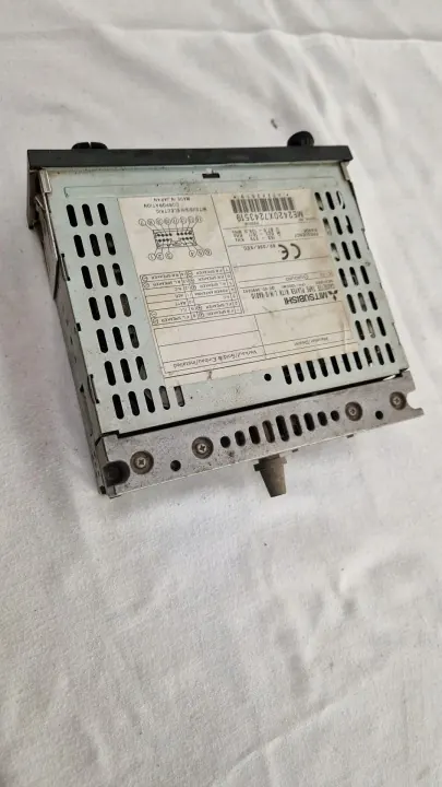 Radio Mitsubishi OEM ME2420X7243519 K93008 - Usado image 3