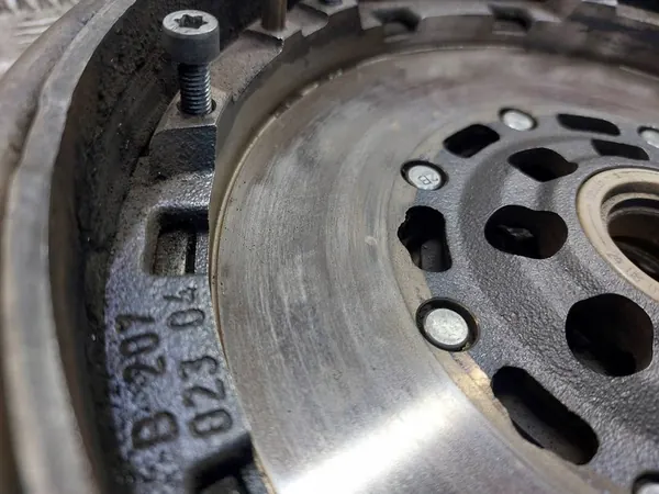 Kaksimassainen Flywheel + Levy + Painelevy + Laakeri Mercedes W168 A170 1.7 CDI image 2