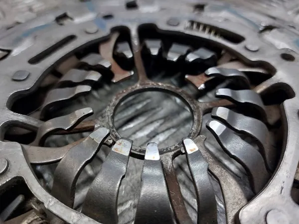 Kaksimassainen Flywheel + Levy + Painelevy + Laakeri Mercedes W168 A170 1.7 CDI image 3