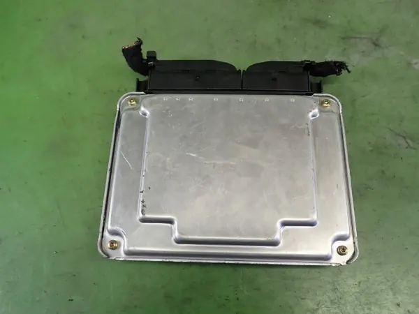 Audi A4 B6 5 TDI Moottorinohjain OEM 8E0907401Q image 3