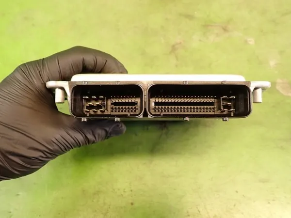 Audi A4 B6 5 TDI Moottorinohjain OEM 8E0907401Q image 4