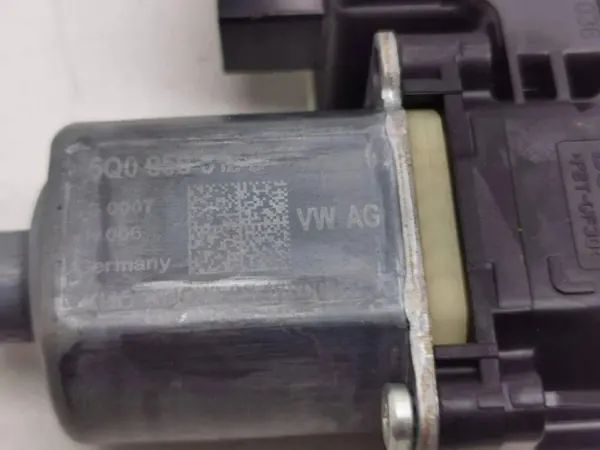 Motor de ventana derecha trasera OEM 5Q0959812D image 5