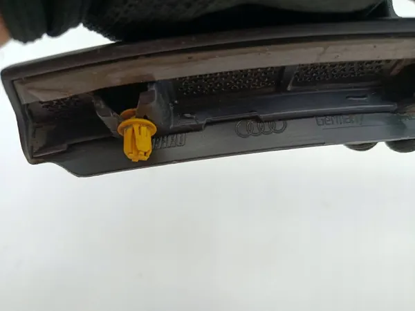 Audi Q7 Salpicadero trasero derecho OEM 4MO853818H image 7