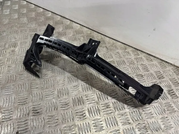 Subaru OE 57707AN00A Höger strålkastarfäste image 3