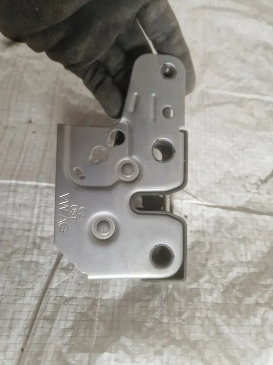 VW Touran Caddy Bagageutrymmeslås 1T0823509C image 3