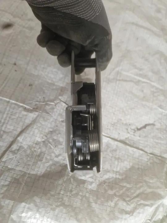 VW Touran Caddy Bagageutrymmeslås 1T0823509C image 4