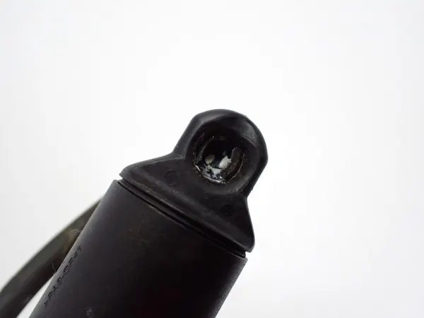 Tesla Model Y Kofferraumstütze OEM 1500601-00-A Gebraucht image 3