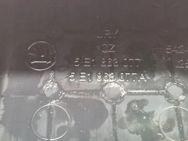 Cendrier Compartiment OEM 5E1863077 Skoda Octavia III image 3