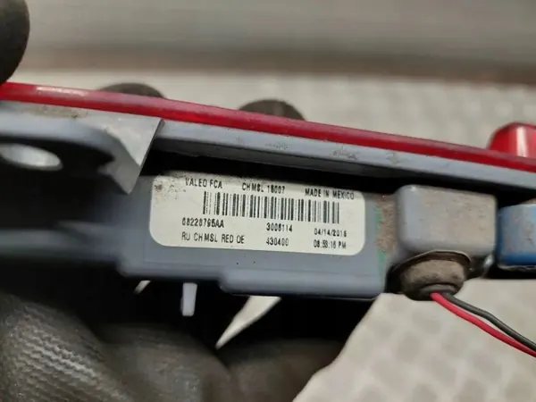 Chrysler Pacifica Achter-Stoplicht OEM 68228795AA image 3